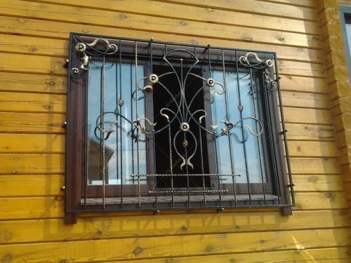 Металлическая решетка на окно с ковкой РКО-19