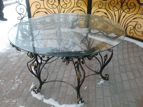 Кованый столик со стеклом ИНТ-09