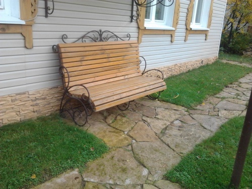Садовая скамейка с ковкой и деревянными рейками СК-01