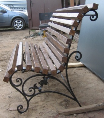 Кованая скамейка с деревянными рейками СК-03
