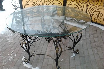 Кованый столик со стеклом ИНТ-09