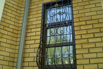 Металлическая решетка на окно кованая РКО-3