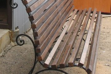 Скамейка с ковкой и деревянными рейками СК-02