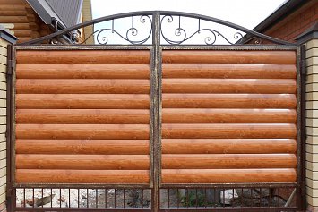 Ворота из сайдинга или дерева с ковкой ВК-11
