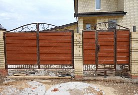Ворота из сайдинга или дерева с ковкой ВК-11