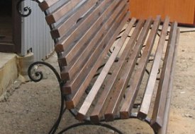 Скамейка с ковкой и деревянными рейками СК-02