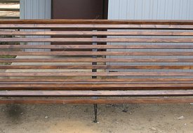 Скамейка с ковкой и деревянными рейками СК-02