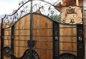 Распашные ворота и калитка из дерева с ковкой ВК-3