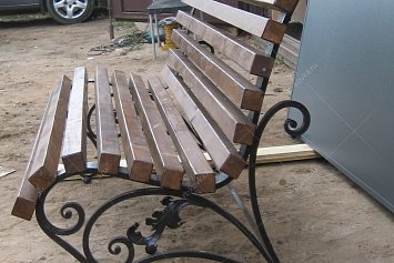 Кованая скамейка с деревянными рейками СК-03